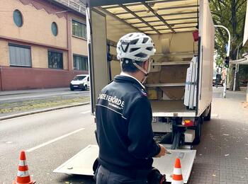 Ein Lieferant hält auf dem Fahrradweg. Das ist nicht nur verboten, sondern stellt auch ein erhebliches Verkehrsrisiko dar.
