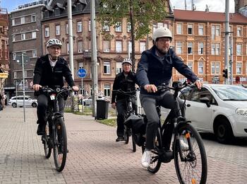 Sicherheitsbürgermeister Dr. Volker Proffen (vorne rechts) begleitete auch in diesem Jahr wieder eine Fahrradstreife bei ihrem Dienst, um sich einen aktuellen Eindruck zu verschaffen.