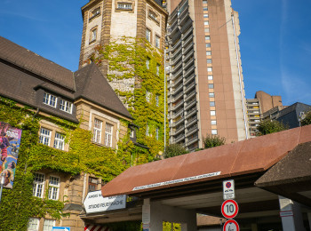 Einfahrt zum Parkhaus neben der Alten Feuerwache.