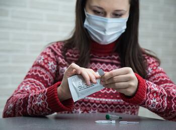 Junge Frau mit Schnelltest