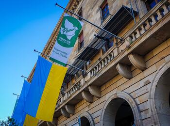 Ukrainische Flagge vor dem Rathaus E5