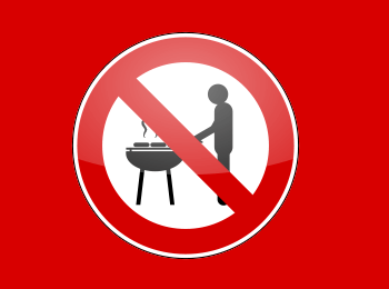 Verbotsschild mit Person die am Grill steht