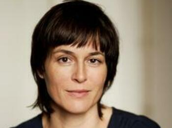 Portrait von Julia Willmann - junge Frau mit vergleichsweise kurzen Haaren