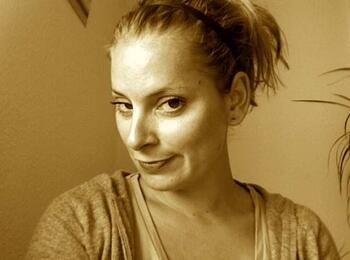 Tamara Bach schaut mit leicht gedrehtem Kopf in die Kamera.