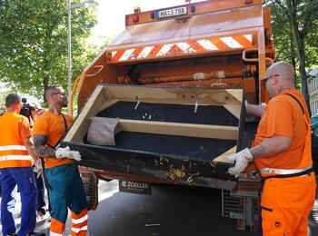 Müllwagen lädt Sperrmüll ein