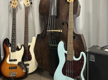 Ein Kontrabass und drei E-Bässe