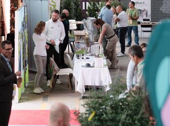Menschen laufen durch Stände beim Begrünungsforum 2025