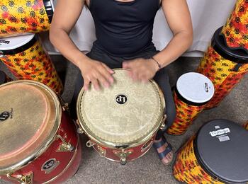 Hände eines Percussionisten mit Trommeln