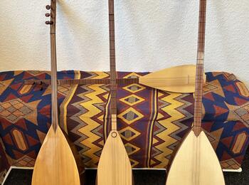 Baglamas vor einer bunten Decke