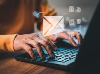 Hände am Computer schreiben E-Mail