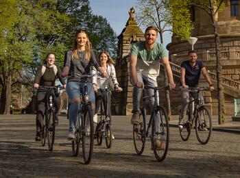 Menschen fahren Fahrrad am Wasserturm