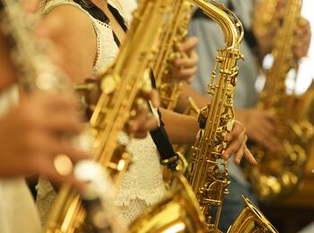 Mehrere Saxophone