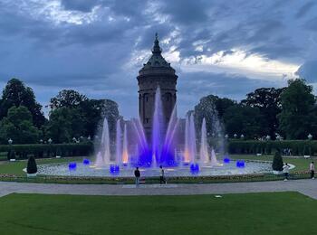 beleuchteter Mannheimer Wasserturm 
