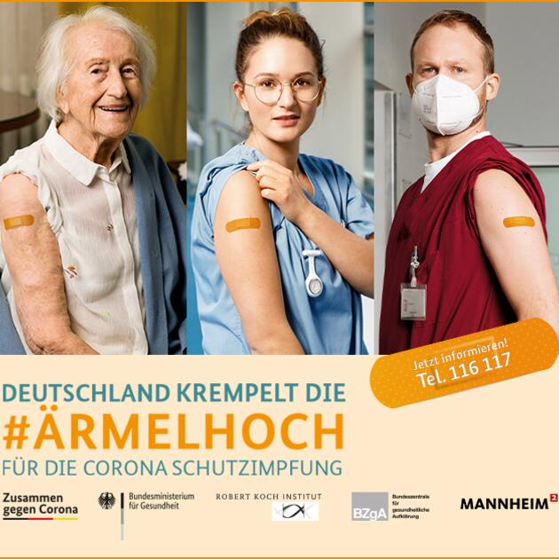 Eine ältere Frau, eine junge Pflegedienstmitarbeiterin und ein junger Pflegedienstmitarbeiter zeigen ihren Oberarm mit Impfpflaster