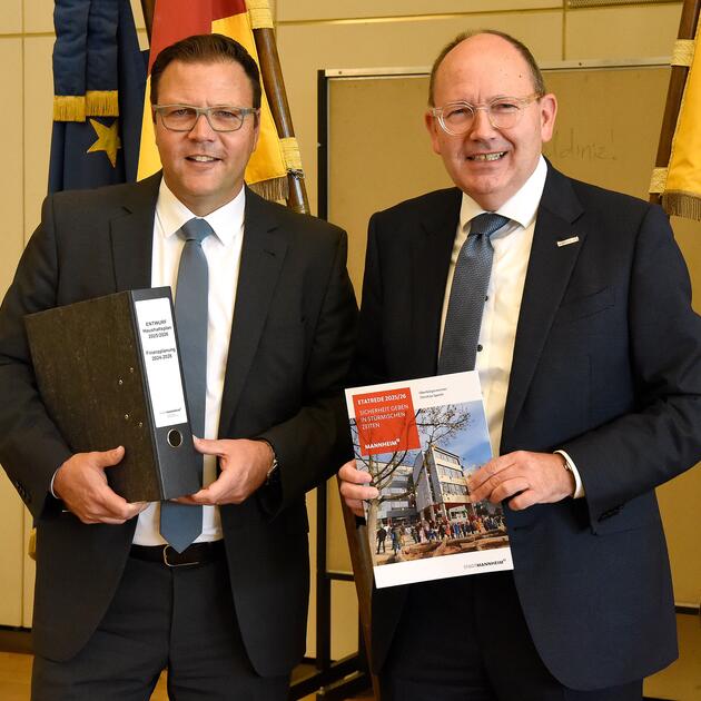 Oberbürgermeister Christian Specht und Bürgermeister Dr. Volker Proffen haben den Entwurf für den Haushalt der Jahre 2025 und 2026 vorgestellt.