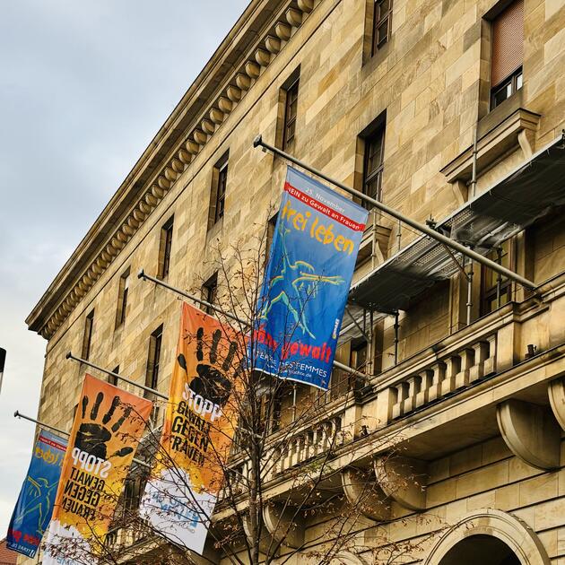 Fahnenaktion Tag gegen Gewalt an Frauen