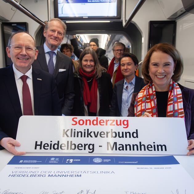 Oberbürgermeister Christian Specht, Prof. Dr. Hanns-Peter Knaebel, Vorstandsvorsitzender Universitätsklinikum Heidelberg, Prof. Dr. Frauke Melchior, Rektorin Ruprecht-Karls-Universität Heidelberg, Sandra Henek, Kaufmännische Geschäftsführerin Universitätsklinikum Mannheim und Petra Olschowski, Ministerin für Wissenschaft, Forschung und Kunst Baden-Württemberg (v.l.)