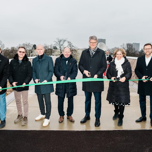 Eröffneten heute den FRANKLIN Steg (v.l.n.r.):  MWSP-Geschäftsführer Karl-Heinz Frings, Bau-Bürgermeister Ralf Eisenhauer, MWSP-Geschäftsführer Achim Judt, Oberbürgermeister Christian Specht, Bundesverkehrsminister Patrick Schnieder, Erste Bürgermeisterin Prof. Dr. Diana Pretzell, Finanz-Bürgermeister Dr. Volker Proffen