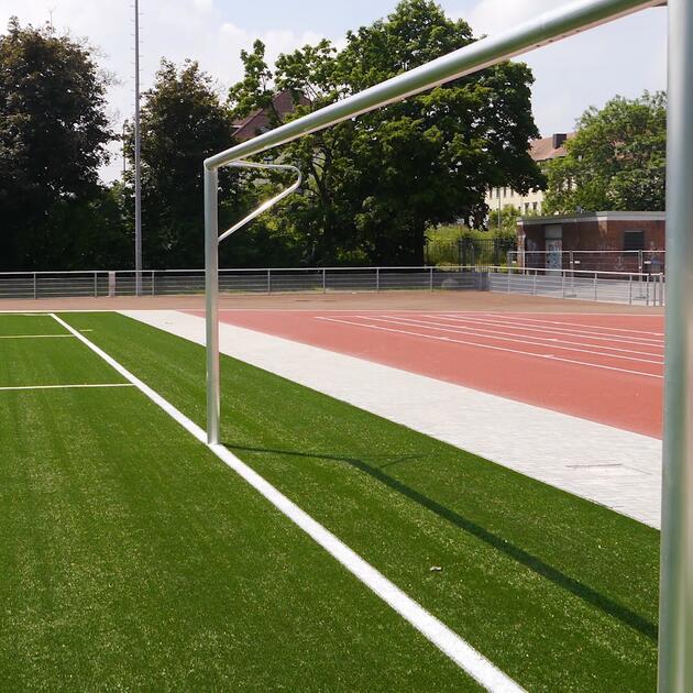 Neue Bezirksportanlage in Seckenheim. Fussballtor mit Blick auf den Kunstrasen.