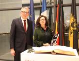 Oberbürgermeister Dr. Peter Kurz zusammen mit der französischen Generalkonsulin Catherine Veber