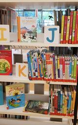 Bücherregal in der Zweigstelle Herzogenried mit bunten Kinderbüchern