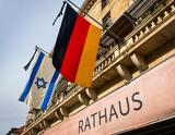 Rathaus Mannheim mit Deutschland Fahne und Israelischer Flagge
