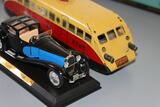 Automodell und Triebwagen von Bugatti