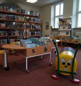 Bücherregale mit Spieleecke für Kinder