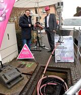 Bürgermeister Dr. Volker Proffen (..) mit Joachim Otto, Local Head Heilbronn bei der Deutschen Telekom, an der Baustelle in Neckarau.