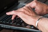 Hände auf Laptop-Tastatur