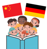 Eine Illustration im Comic-Stil. Hinter einem hellblauen, aufgeschlagenen Buch acht vergnügte Kinderköpfe. Über ihnen die britische und die deutsche Flagge.