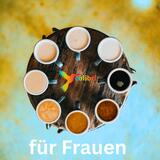 Ein Blick von oben auf einen runden Tisch. Darauf stehen Tassen im Kreis, gefüllt mit unterschiedlich hellem und dunklem Kaffee. der Hintergrund ist gelb-blau. In der Mitte ein bunter Kolibri-Vogel neben dem Wort colibri. Darunter steht "für Frauen".
