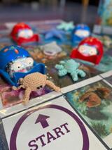Ein Spielfeld mit kleinen Robotern.