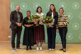 Oberbürgermeister Christian Specht, Zahra Deilami, Gleichstellungsbeauftragte der Stadt Mannheim, die Preisträgerinnen Dr. Leah Zimmerer und Dr. Victoria Meil sowie Dr. Nicole Hoffmeister-Kraut, Ministerin für Wirtschaft, Handwerk und Tourismus des Landes Baden-Württemberg (v.l.n.r.)