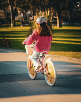Fahranfängerin auf dem Fahrrad