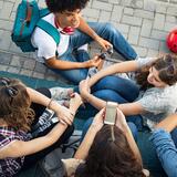 Schüler*innen sitzen beisammen