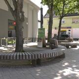 Sitzbänke auf dem Hugenottenplatz