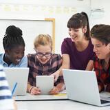 Jugendliche gemeinsam an Laptops