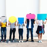 Jugendliche mit Sprechblasen