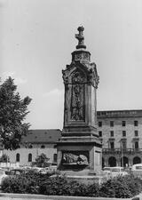 Das Veteranendenkmal auf dem abgeräumten Quadrat D 5, 1962
