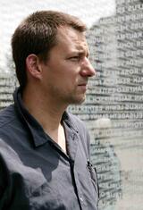 Der Bildhauer Jochen Kitzbihler vor seinem Werk