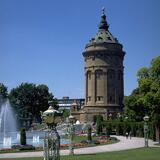 Das Bild zeigt den Mannheimer Wasserturm und links die dazugehörige Fontänenanlageli