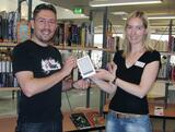 E-Book-Gewinner Tobias Kral mit Inka Jessen, Leiterin der Zentralbibliothek im Stadthaus N 1