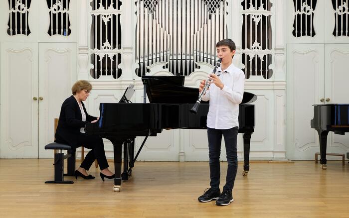 Klarinetten-Schüler Jonas Hoffmann in Begleitung von Klavierlehrerin Barbara Witter-Weiss beim „Jugend musiziert“-Wertungsspiel