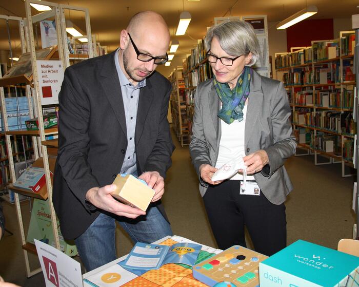 Bildungsbürgermeisterin Dr. Ulrike Freundlieb und der Leiter der Stadtbibliothek, Dr. Bernd Schmid-Ruhe probieren sich am Cubetto