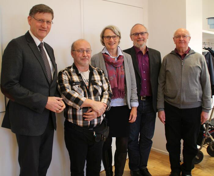 Gesundheitsbürgermeisterin Dr. Ulrike Freundlieb und Prof. Dr. Harald Klüter (links) zeichneten die Blutspender, die 100 Spenden abgegeben hatten aus: Klaus Just, Herrmann Kügler und Josef Kreuzer (v.l.n.r.).