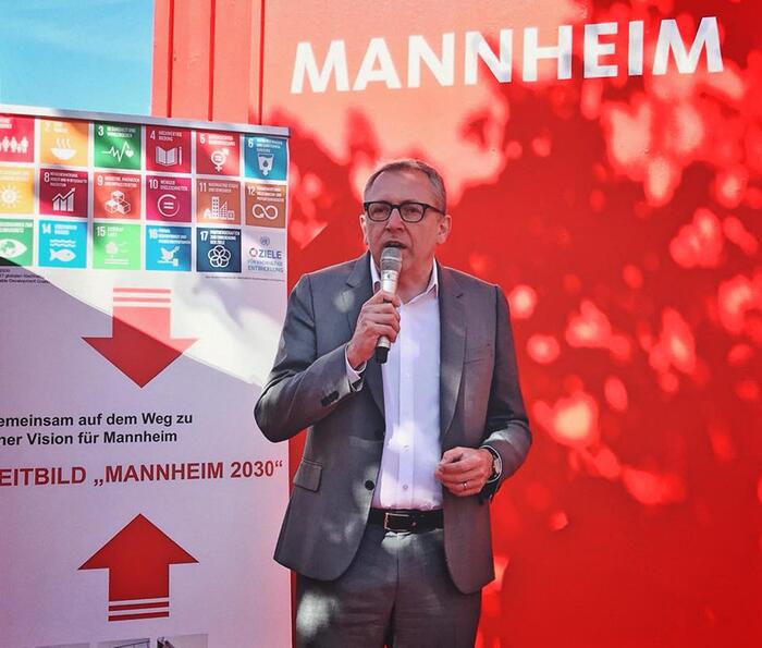 Oberbürgermeister Dr. Kurz erläutert den Gästen am Mannheim-Stand den Leitbildprozess Mannheim 2030