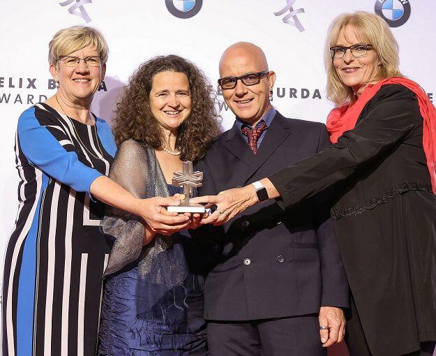Umweltbürgermeisterin Felicitas Kubala mit dem Felix Burda Award und den Gesundheitskoordinatoren Christina Sandner, Thorsten Weingärtner und Martina Oswald. (v. l. n. r.)