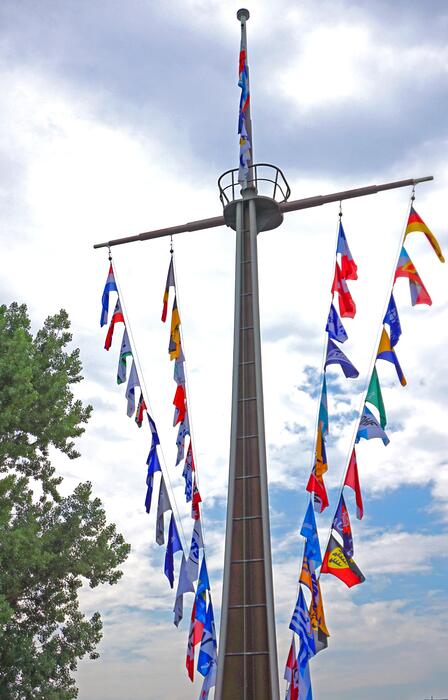 44 neue Flaggen wehen künftig zu Feiertagen sowie besonderen Anlässen am Rheinufer auf dem Lindenhof.