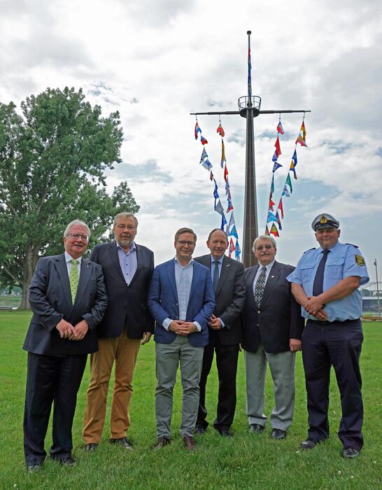 v.l.n.r.: Hafendirektor Roland Hörner, Thomas Hartmann, 1. Vorsitzender des Mannheimer Schiffahrtsvereins, Landtagsabgeordneter Fabian Gramling, Erster Bürgermeister Christian Specht, Werner Weidl vom Mannheimer Schiffahrtsverein, Haupthafenmeister Marcel Jöst